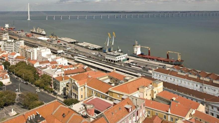 Vista del puente Vasco da Gama y la estación de Santa Apolonia de Lisboa. |   // I.P.