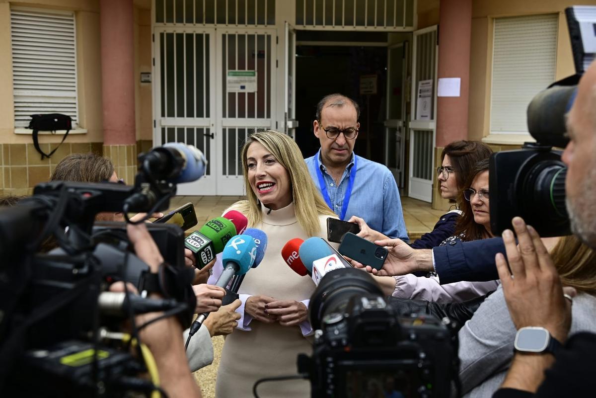 María Guardiola, a las puertas del colegio Vivero de Cáceres.