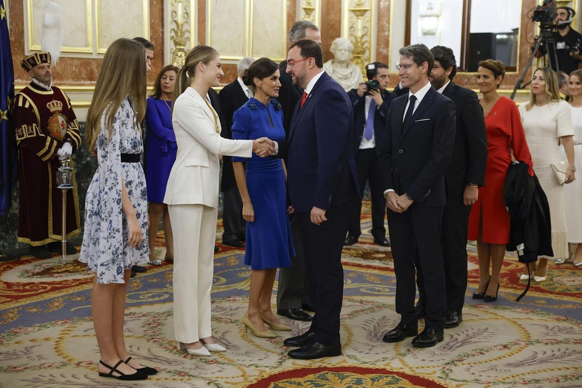 La princesa Leonor saluda a Adrián Barbón, el día de su jura constitucional, el pasado octubre.