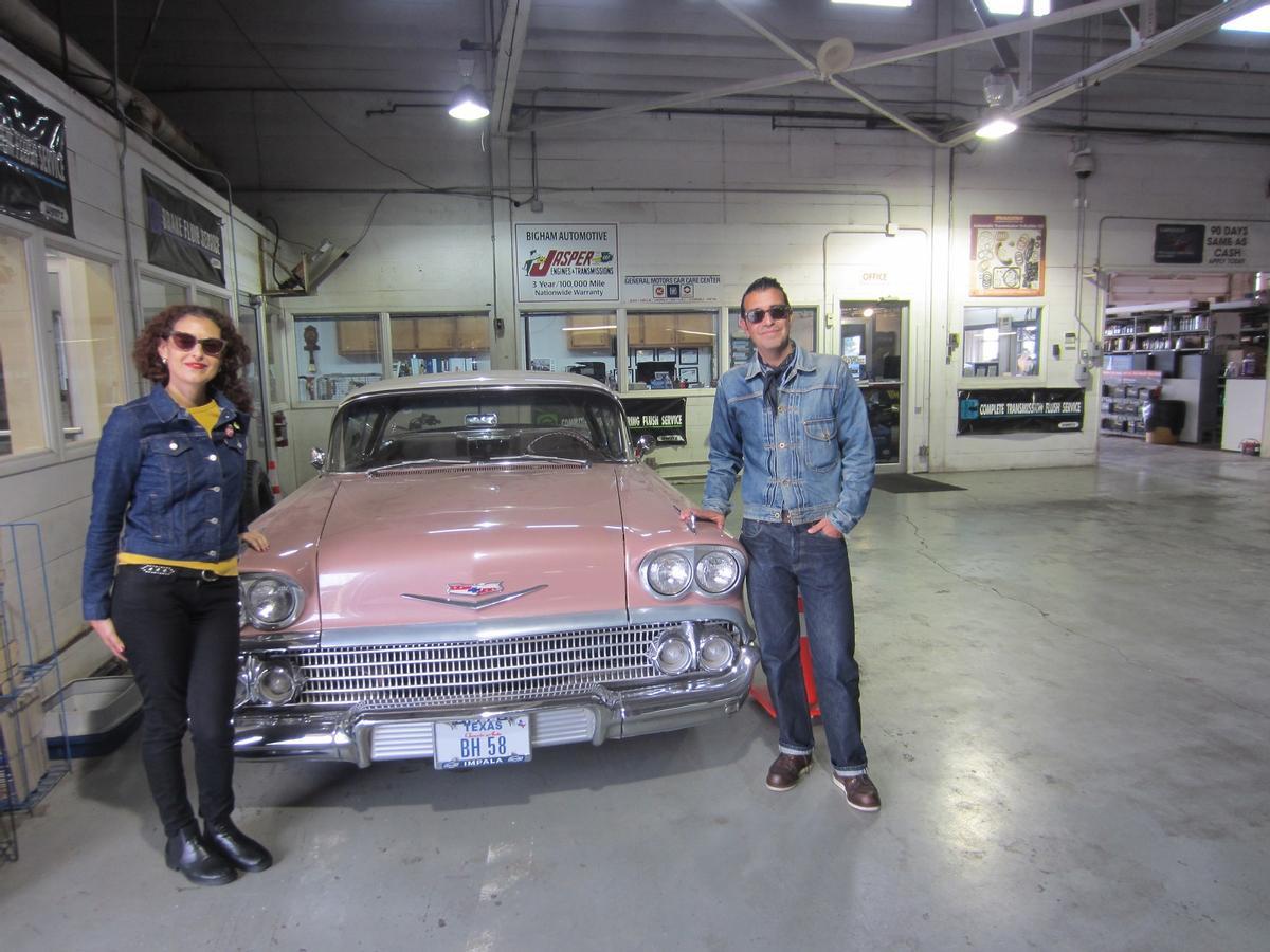 Los dos malagueños en 2018 en un taller de Lubbok (Texas), ciudad natal del cantante Buddy Holly, donde localizaron su coche.