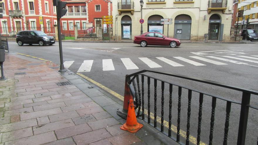 Se llevan por delante barandillas de la calle Peñalver, en Cangas de Onís