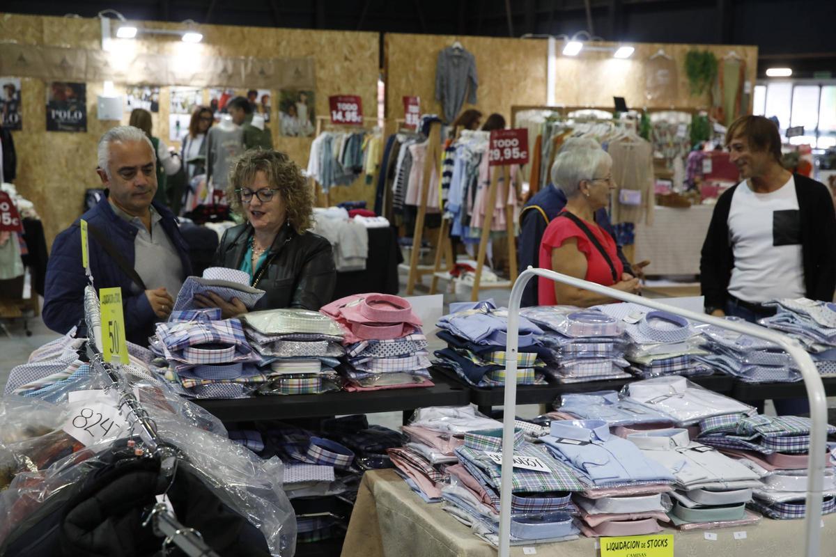 Asistentes, en los puestos de una edición anterior de la Feria de Stocks.