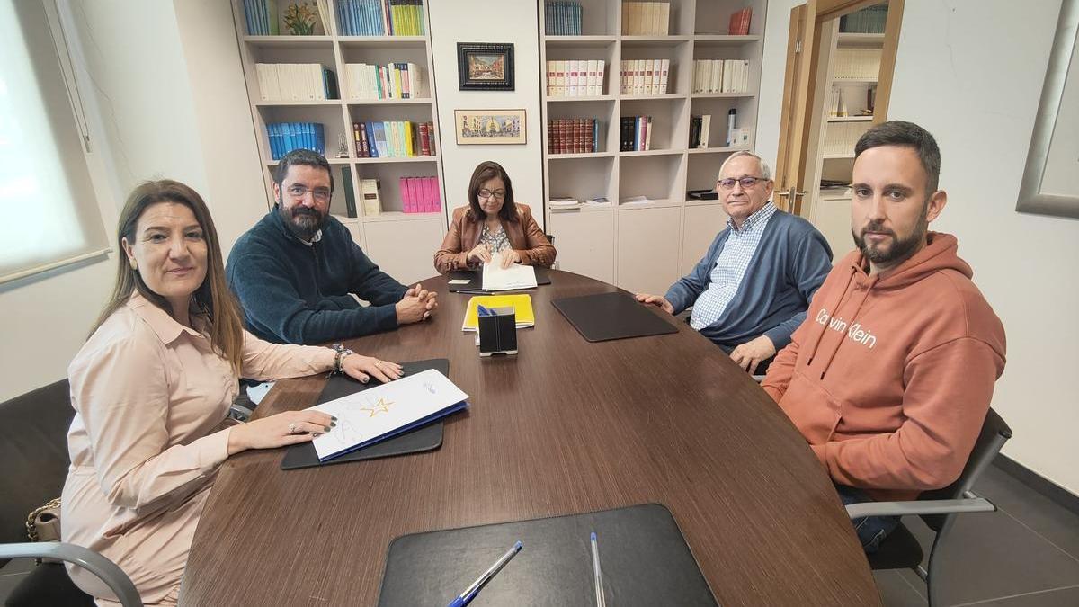Foto de la firma ante notario de la compra de la parcela.