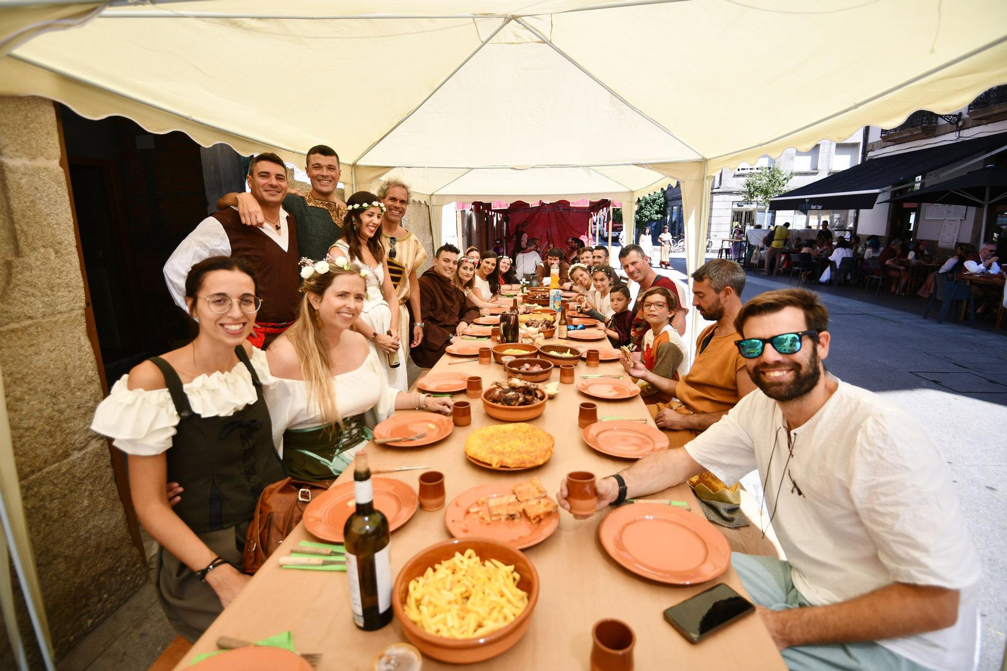 Cortesanos, bufones, damas y caballeros celebran el retorno de su señor: la Feira Franca anima Pontevedra