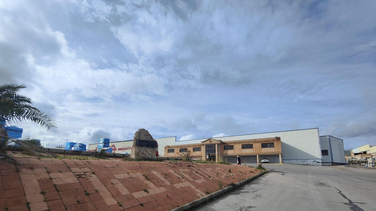Exterior de la empresa, situada en l'Alcora.