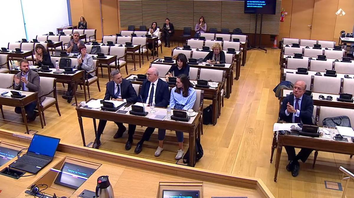 Momento del aplauso en la comisión