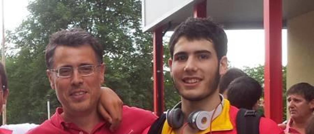 Un joven Álex Abrines junto a su padre.