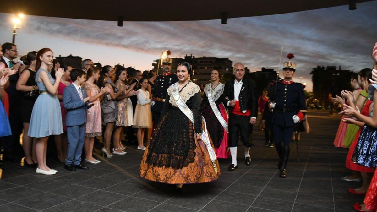 Las madrinas de la gaiata Fadrell hacen su entrada en el Palau de la Festa.