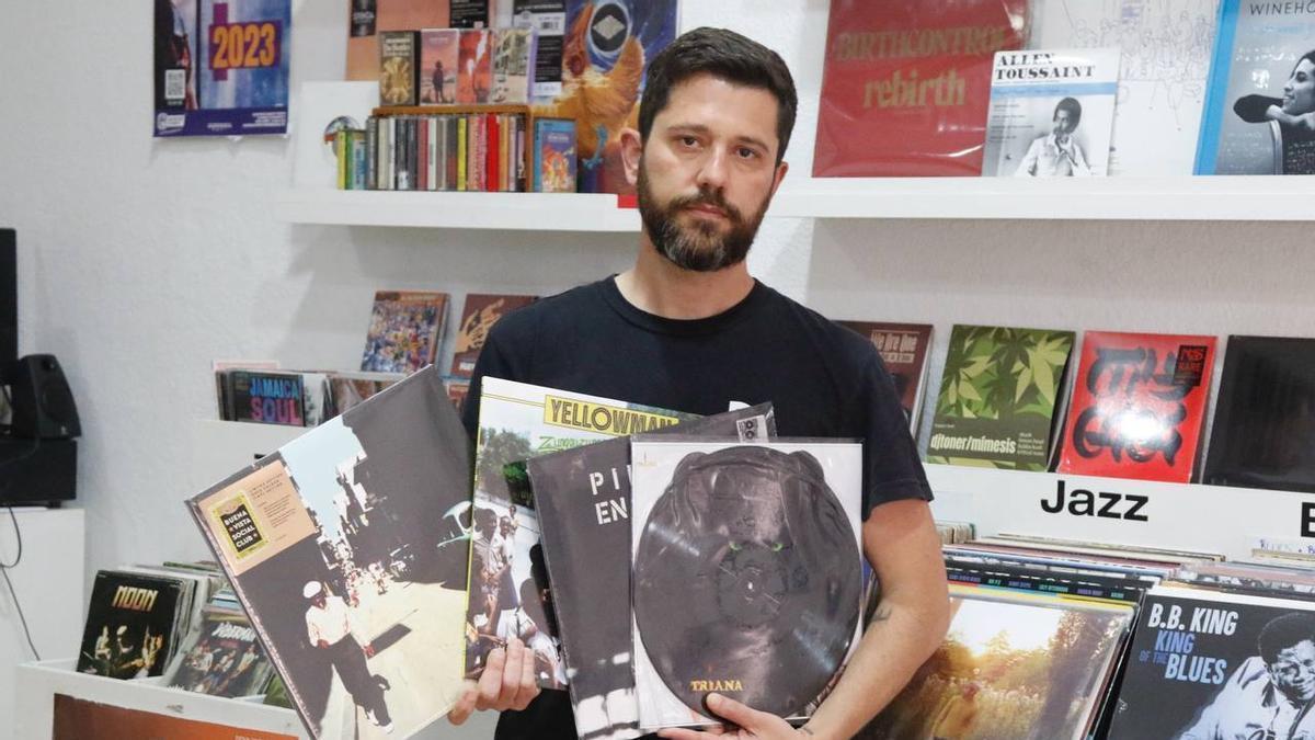 Miguel Ángel Carmona con algunos de los discos que se venderán en el Record Store Day.