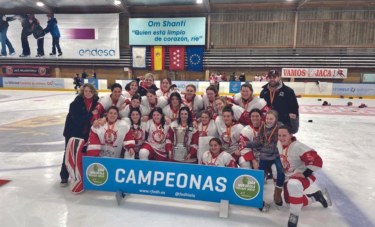 Las jugadoras del CH Jaca celebran el título liguero