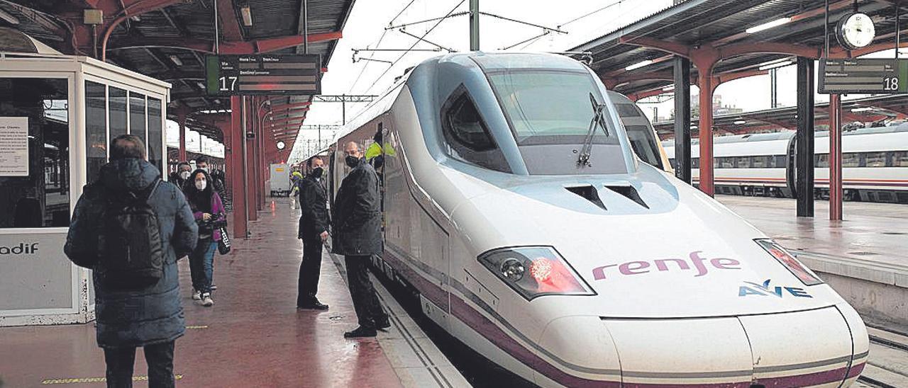 El AVE procedente de Orense y Zamora llega a la estación de Chamartín en Madrid.