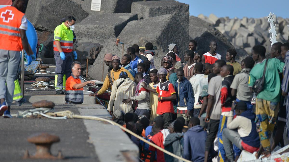 Inmigrantes en un cayuco en la isla canaria de El Hierro