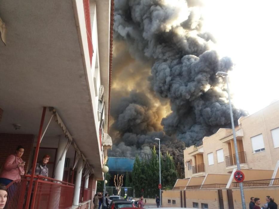 Incendio de la antigua fábrica de zumos Rostoy en Murcia