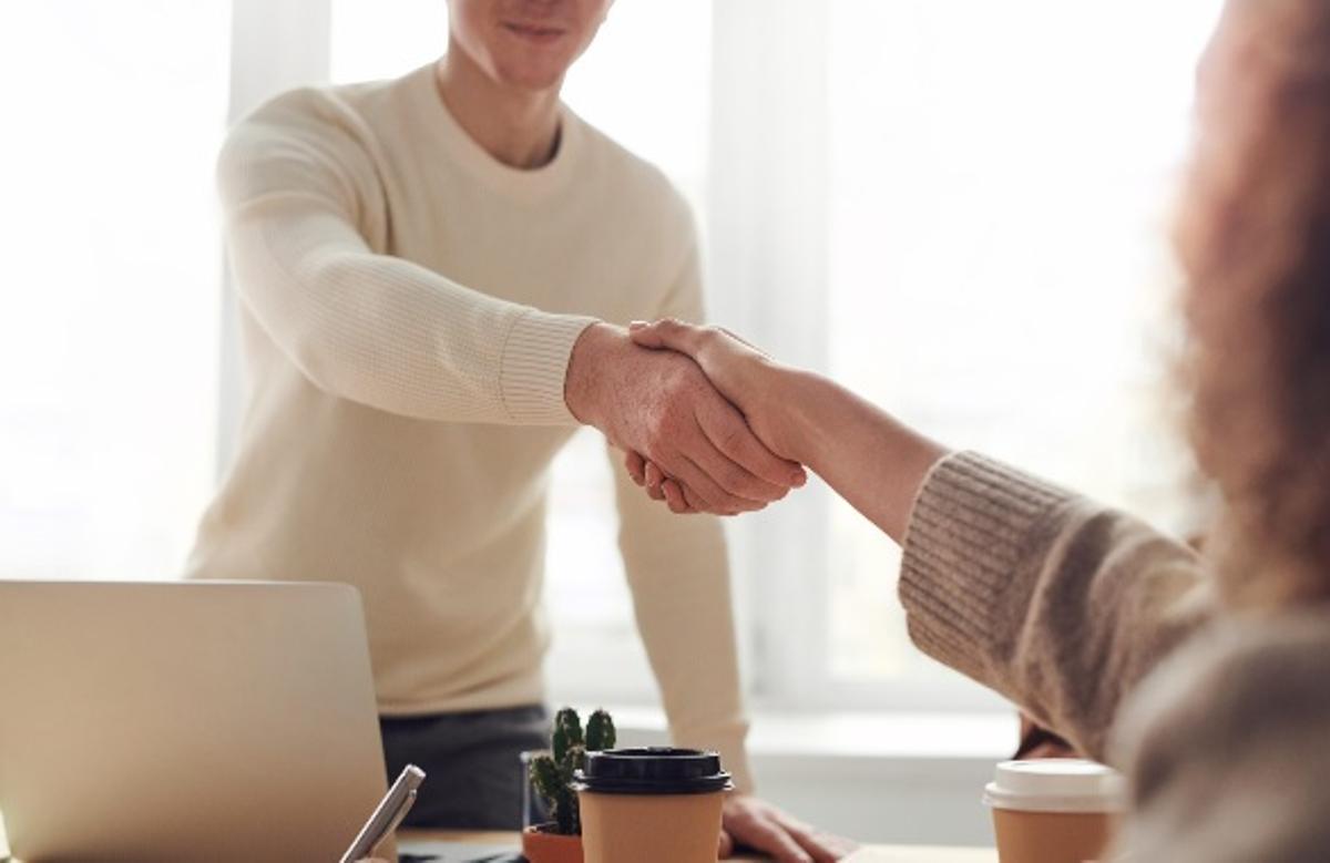 Acord entre empresa i treballador en una imatge promocional de l'ADLSC