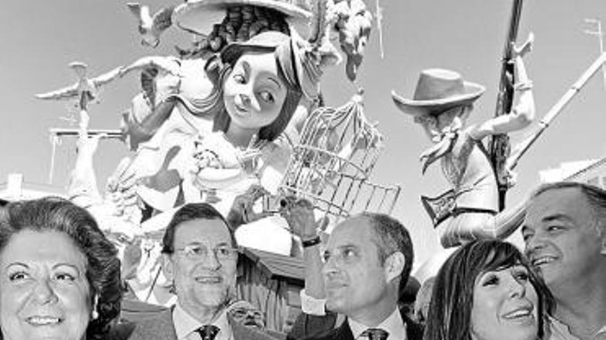 Baberá, Rajoy, Camps, Sánchez Camacho y Pons, ayer, en las Fallas.