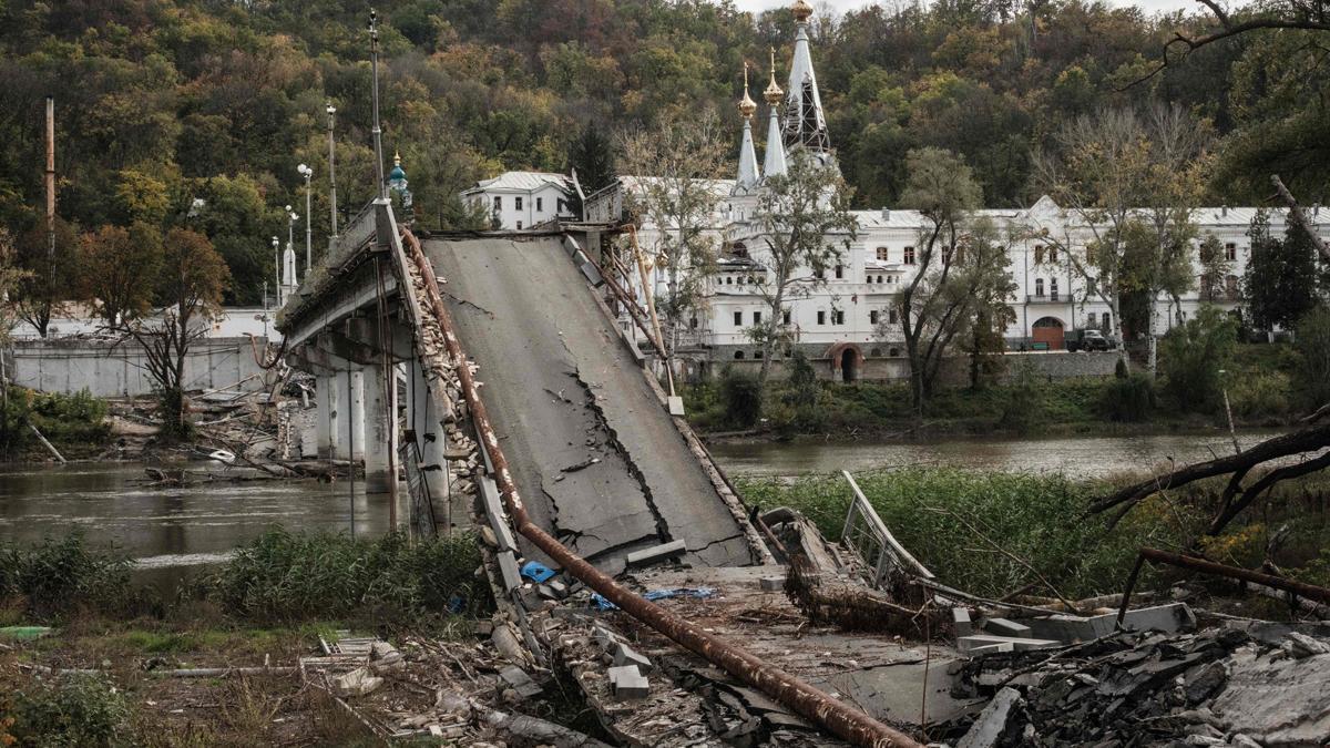 Un puente destruido sobre el río Siverskyi Donets, en la localidad de Sviatohirsk, en la región de Donetsk