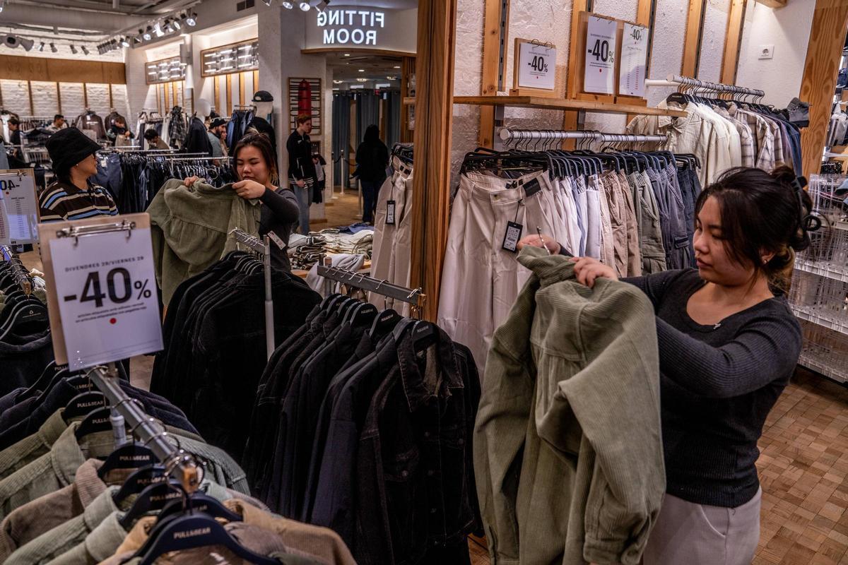 Gente comprando en un Pull&Bear de Barcelona