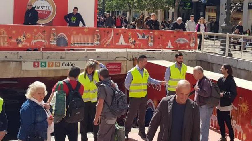 Los guardas de seguridad impiden el paso ayer en Colón.