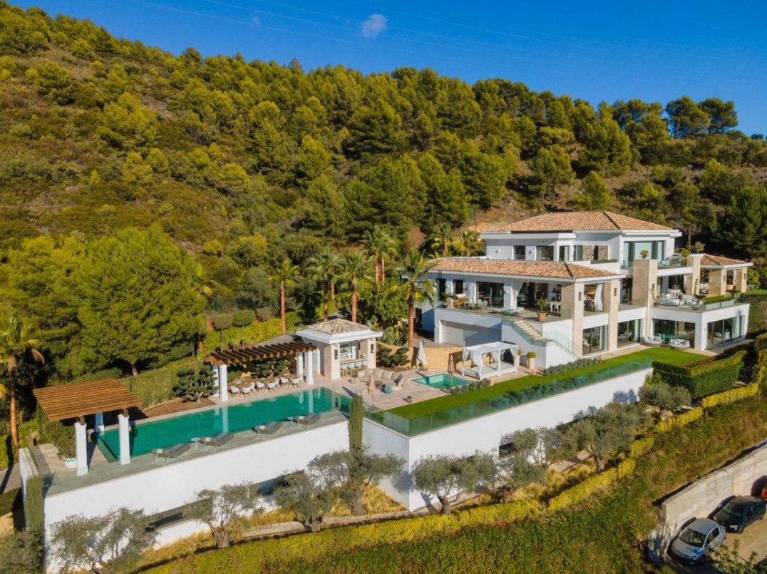 Vivienda valorada en 27,5 millones de euros y ubicada en una de la comunidades cerradas más prestigiosas de Marbella (Málaga): Cascada de Camoján, en las estribaciones de Sierra Blanca. Tiene 9 habitaciones y casi 2.500 m2.