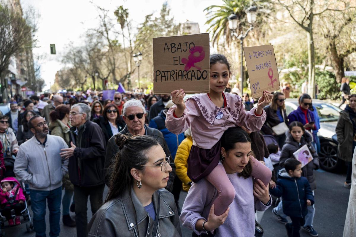 Fotogalería | El 8-M 2026 inunda las calles de Cáceres Fotogalería | El 8-M 2026 inunda las calles de Cáceres
