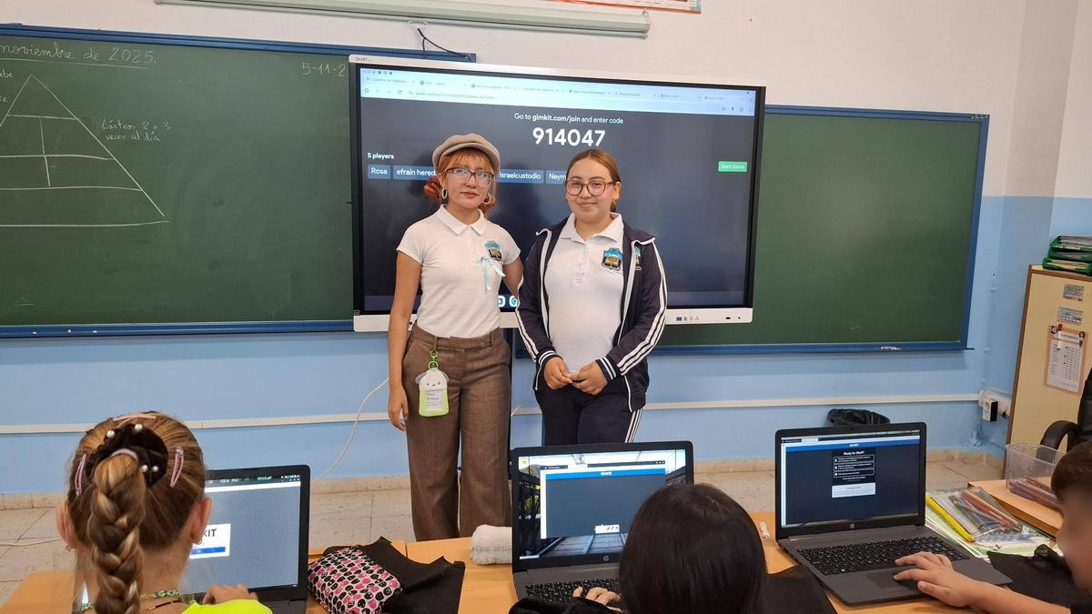 Las futuras maestras mexicanas Marita y Camila, en el colegio Manuel Altolaguirre de Málaga.