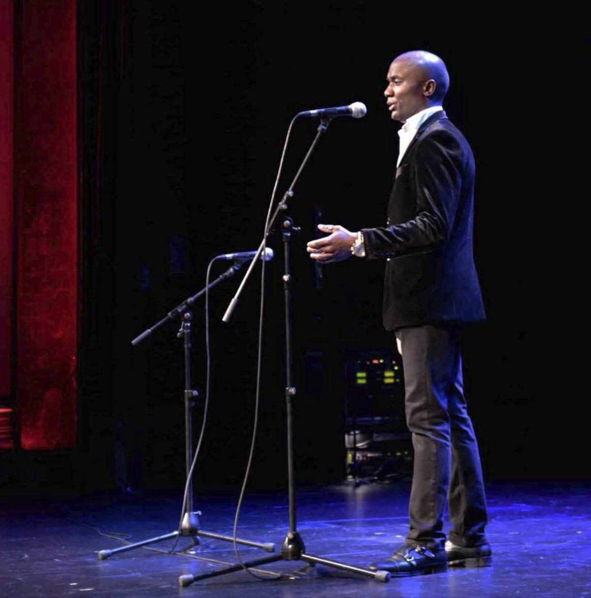 Salvador Ondó, en un certamen de canción asturiana. | LNE