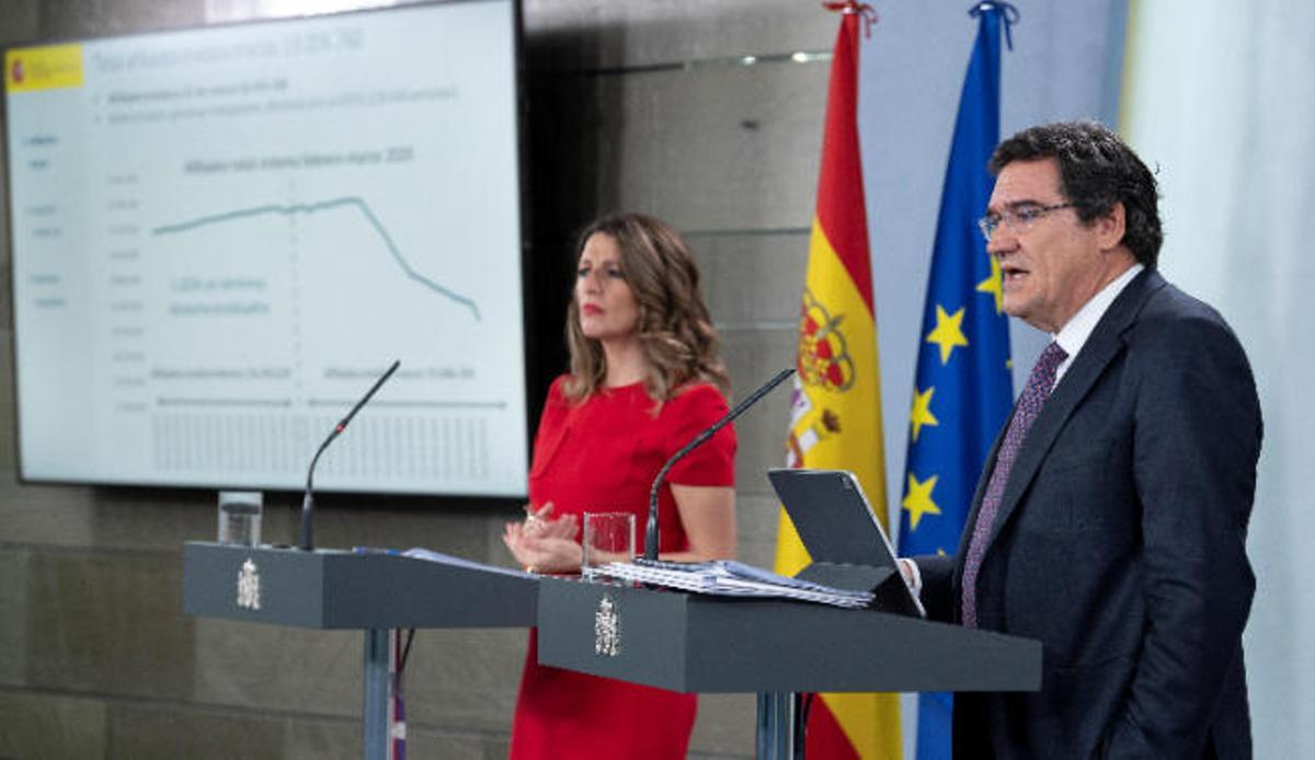 La ministra de Trabajo, Yolanda Díaz, y el de Seguridad Social, José Luis Escrivá, ayer.