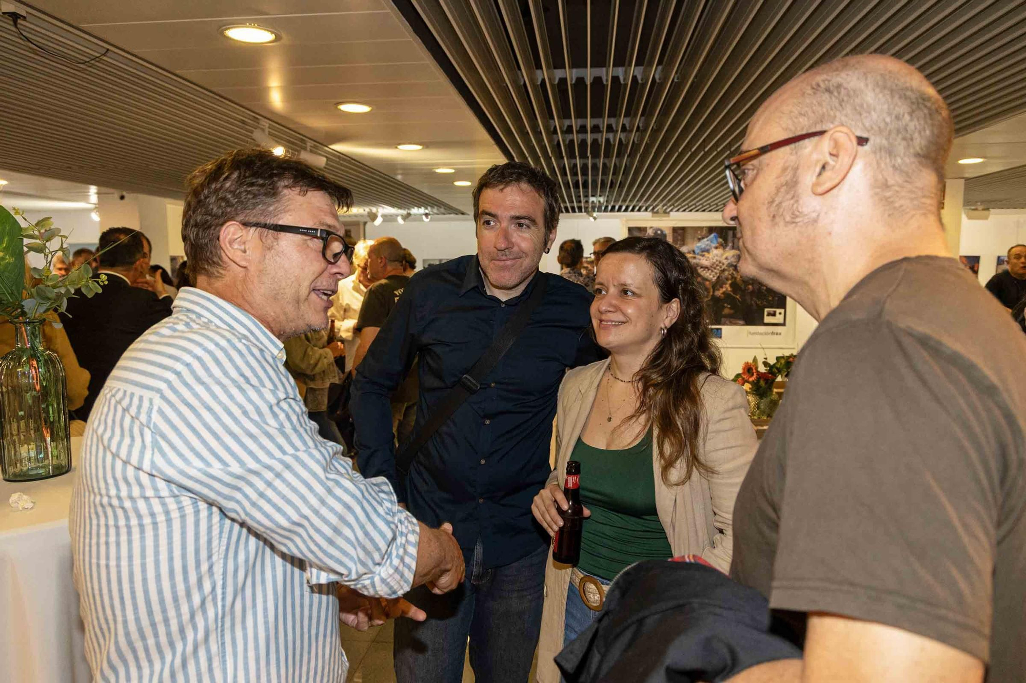 lleno total en la inauguración de INFotoperiodistas 2024,. un año de fotografía de prensa en Alicante