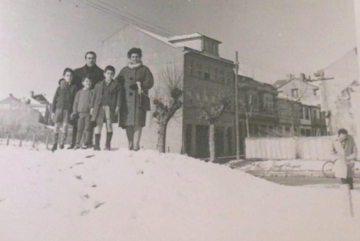 A familia Cabeza Quiles, na Estrada, durante a gran nevada de 1963. A imaxe recolle a gran nevarada que se rexistrou na Estrada o día 3 de febreiro do ano 1963. Nela aparece Fernando Cabeza (o neno que está na esquerda) cos seus dous irmáns e os seus pais. A casa que de ve detrás deles coa bufarda é a de Chao, onde viviron os anos que pasaron na Estrada. A vivenda estaba situada no cruce das rúas Pérez Viondi e Benito Vigo. Na zona, tal e como recorda o escritor, había plantados numerosos plataneiros, que se extendían ata a zona do Caño Sifón.