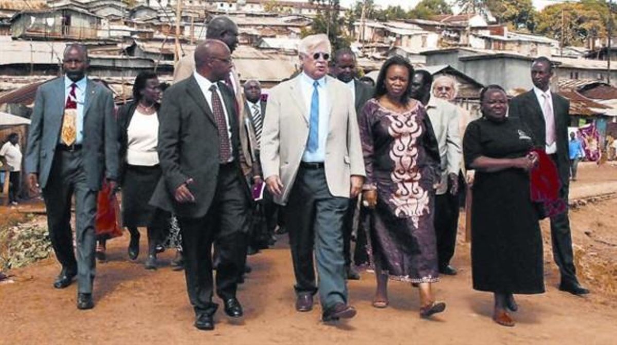 Joan Clos pren nota de la realitat urbanística de Kibali, un poblat barraquista de Nairobi, amb treballadors de diferents projectes. Joan Clos pren nota de la realitat urbanística de Kibali, un poblat barraquista de Nairobi, amb treballadors de diferents projectes.