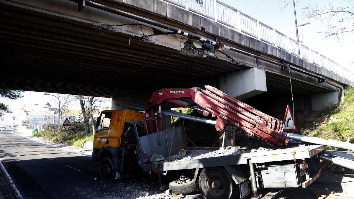 El camión que chocó contra el tablero del puente.