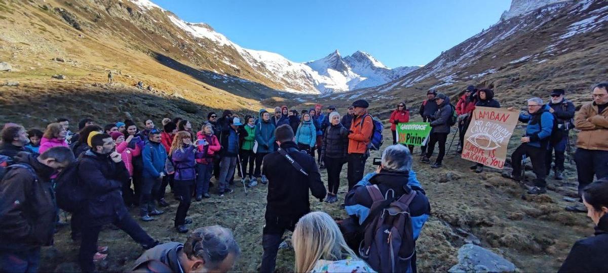 Concentración de ecologistas y miembros de IU en su visita a Canal Roya.