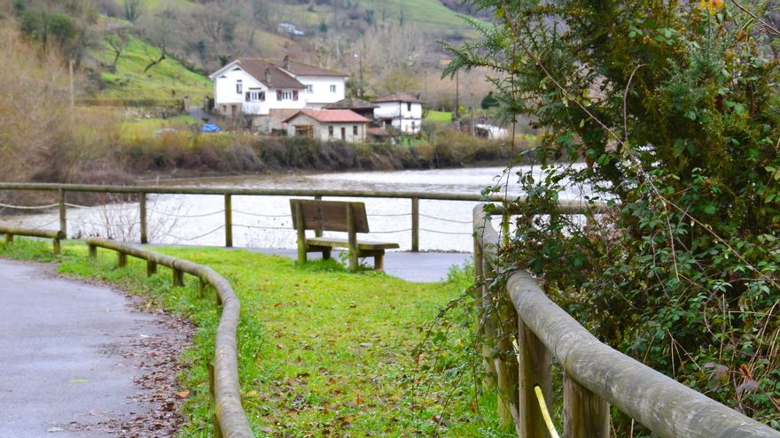 Banco asomado al embalse de Valdemurio (Quirós) en uno de los rincones de su área recreativa.