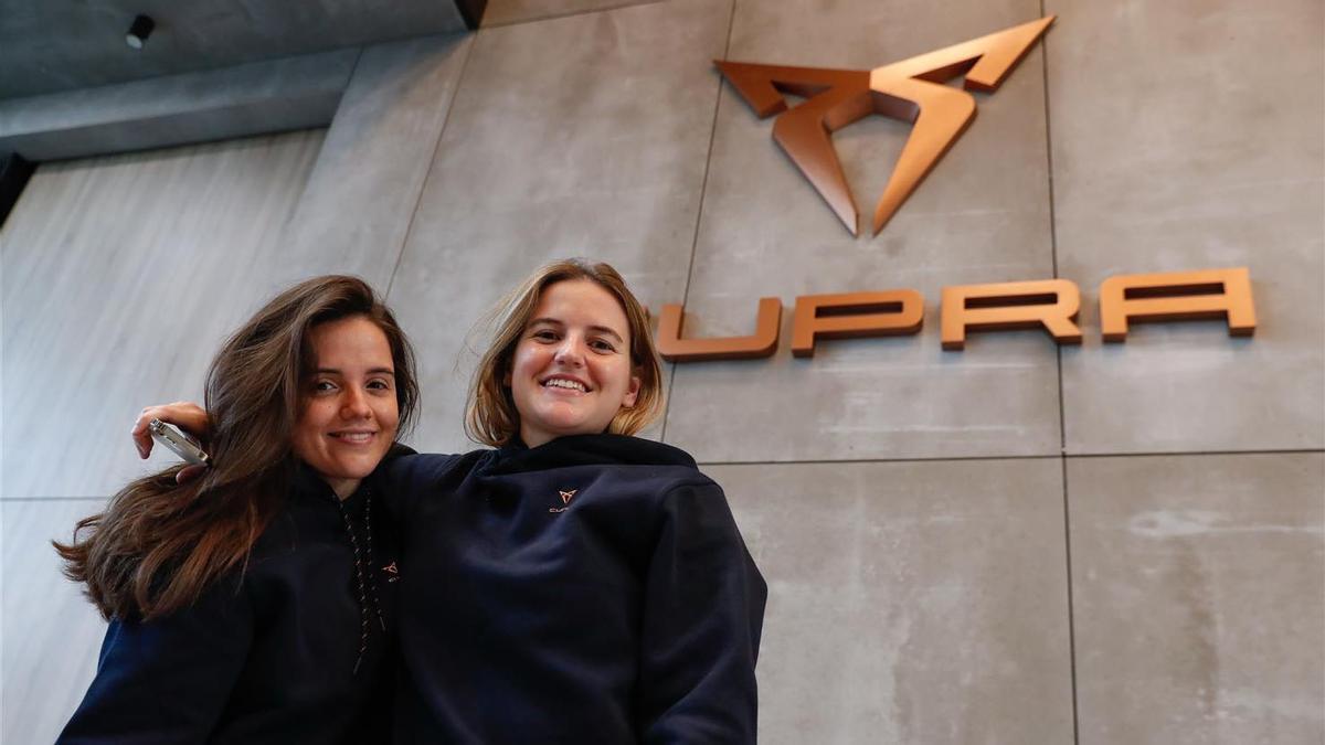 Paula y Ari, felices con su nuevo CUPRA