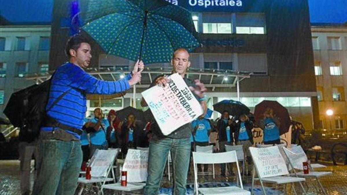 Manifestantes convocados por la plataforma de apoyo a los presos etarras Herrira aplauden la retirada de un cartel con el nombre de Uribetxeberria.