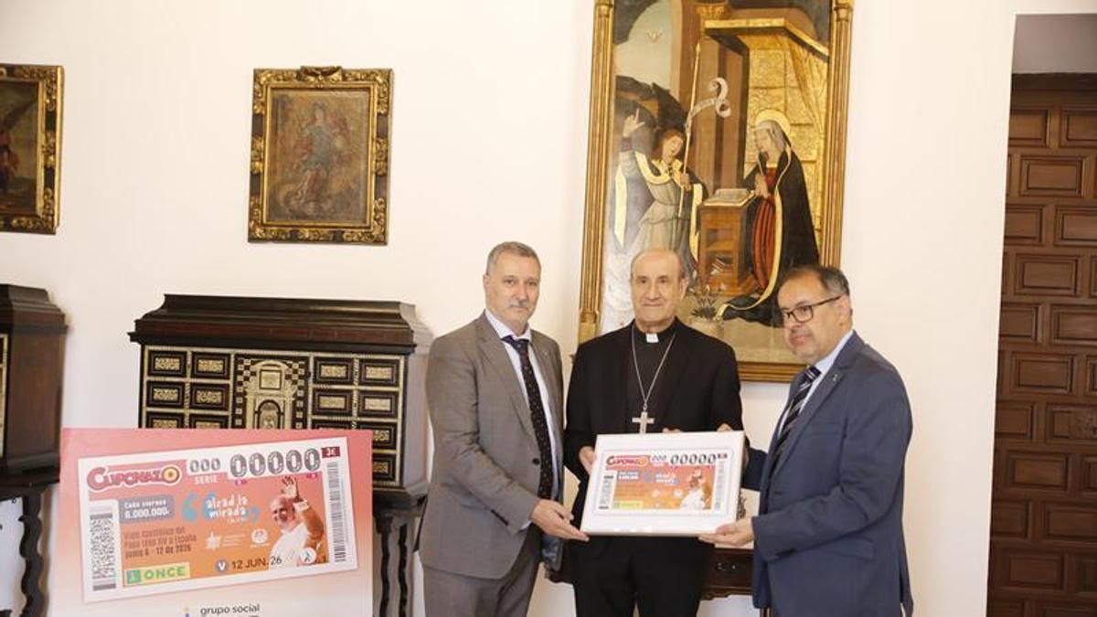 El obispo de Córdoba, Jesús Fernández, posa con el 'cuponazo' extraordinario por la visita de León XIV a España.