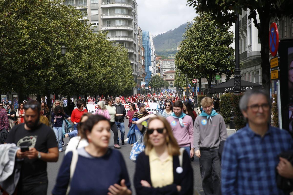 EN IMÁGENES: Miles de personas salen a la calle en Oviedo para pedir la ...