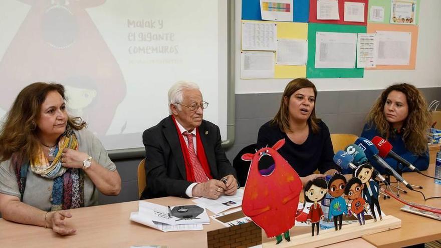 Por la izquierda, Yolanda López, el Padre Ángel, Gimena Llamedo y Cristina Antuña, ayer, en el Colegio Público Jovellanos.