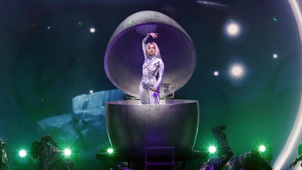 La cantante Lola Índigo estrena su breve gira con un show a gran escala en el Metropolitano.