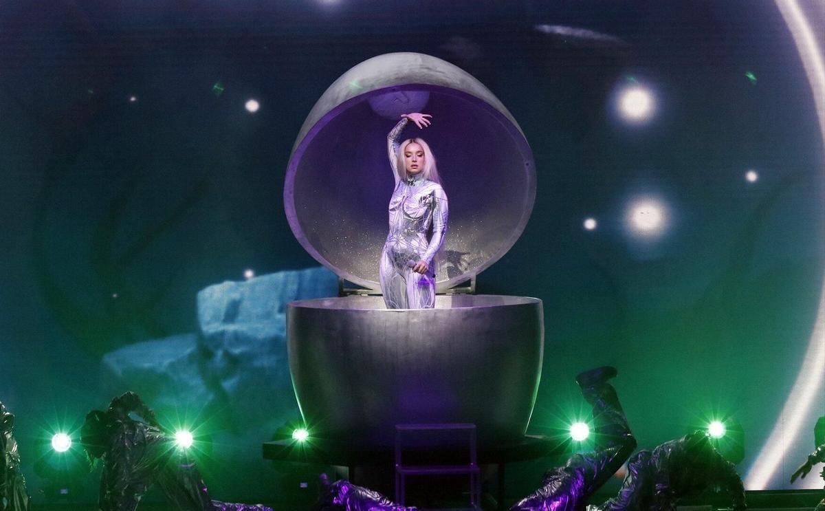 La cantante Lola Índigos estrena su breve gira con un show a gran escala en el Metropolitano.