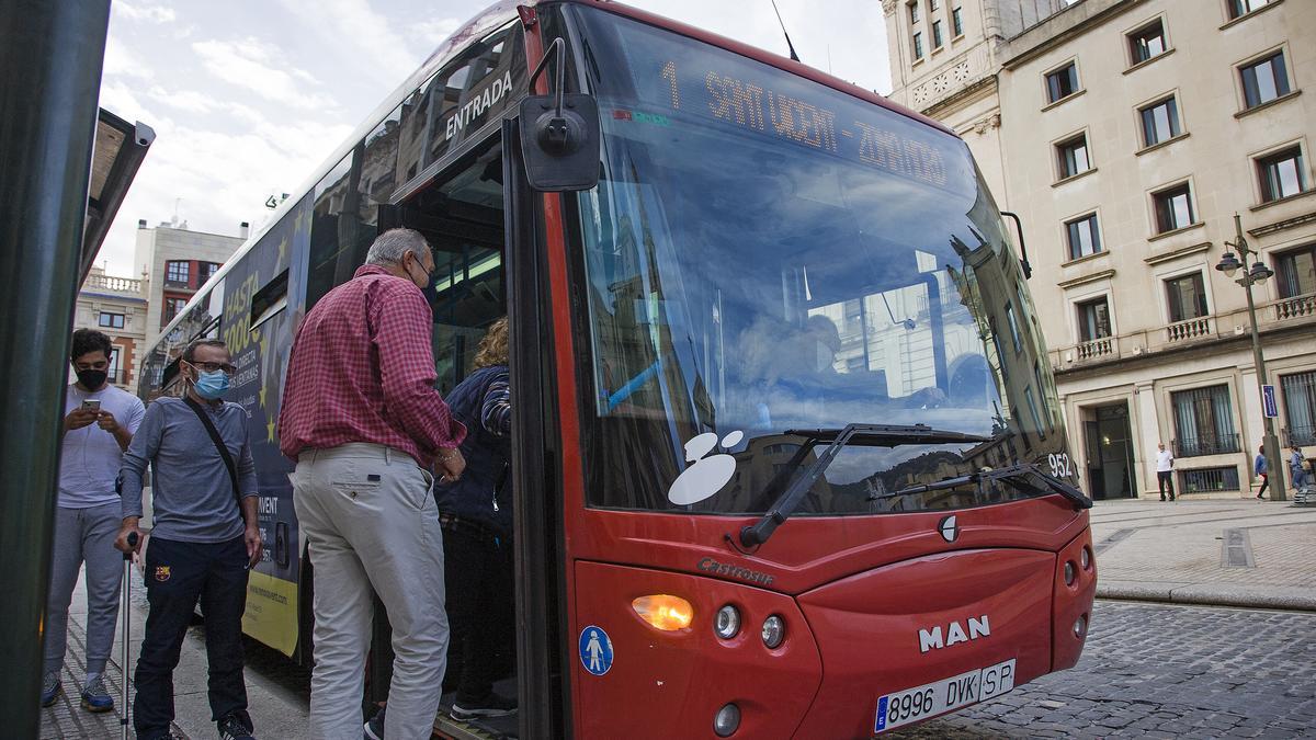 Usuarios subiendo a un autobús urbano de Alcoy este viernes.