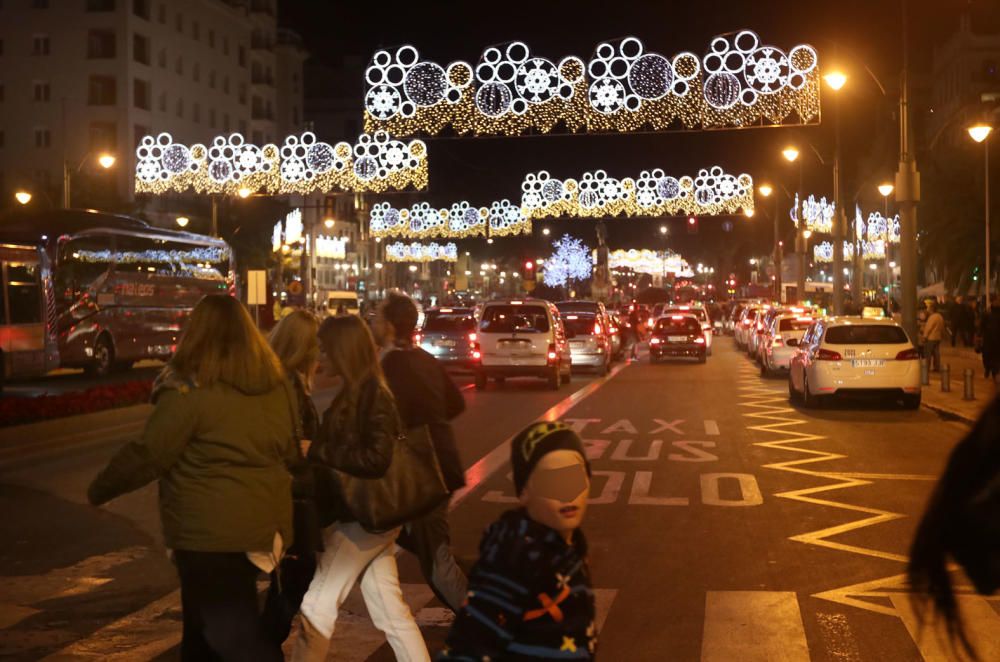 Un espectáculo de luz y sonido, actuaciones infantiles y un concierto de Siempre Así han dado la bienvenida a las fiestas en un Centro de Málaga que estrenaba luces en algunas calles.