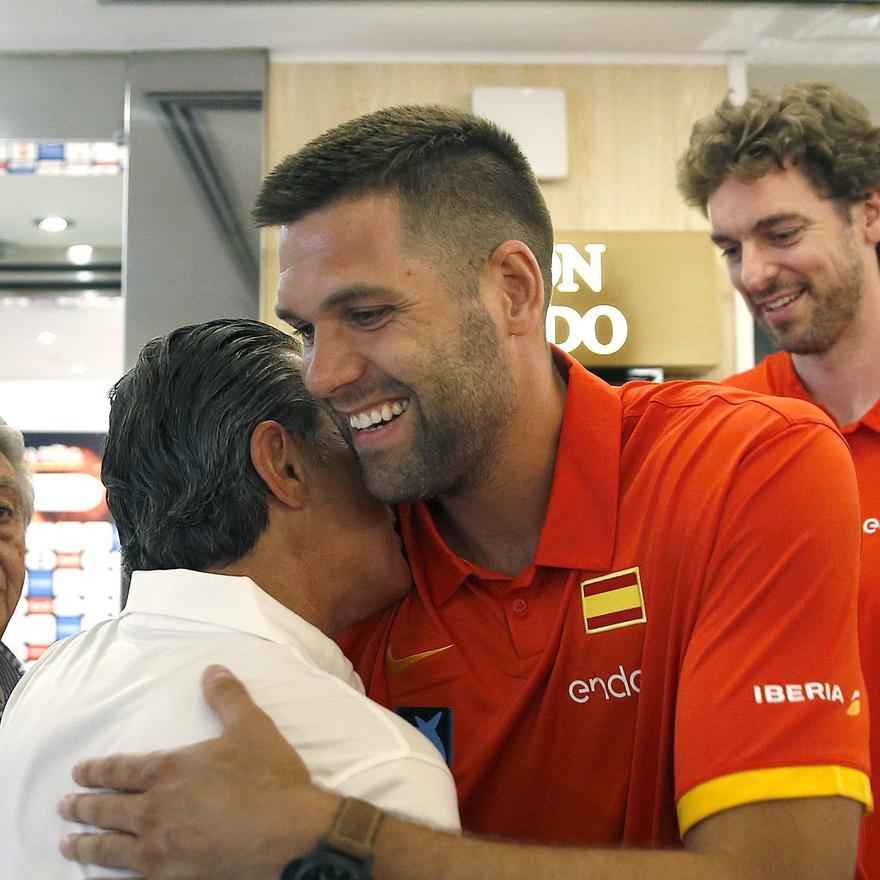 Felipe Reyes abraza a Scariolo en los Juegos de 2016.