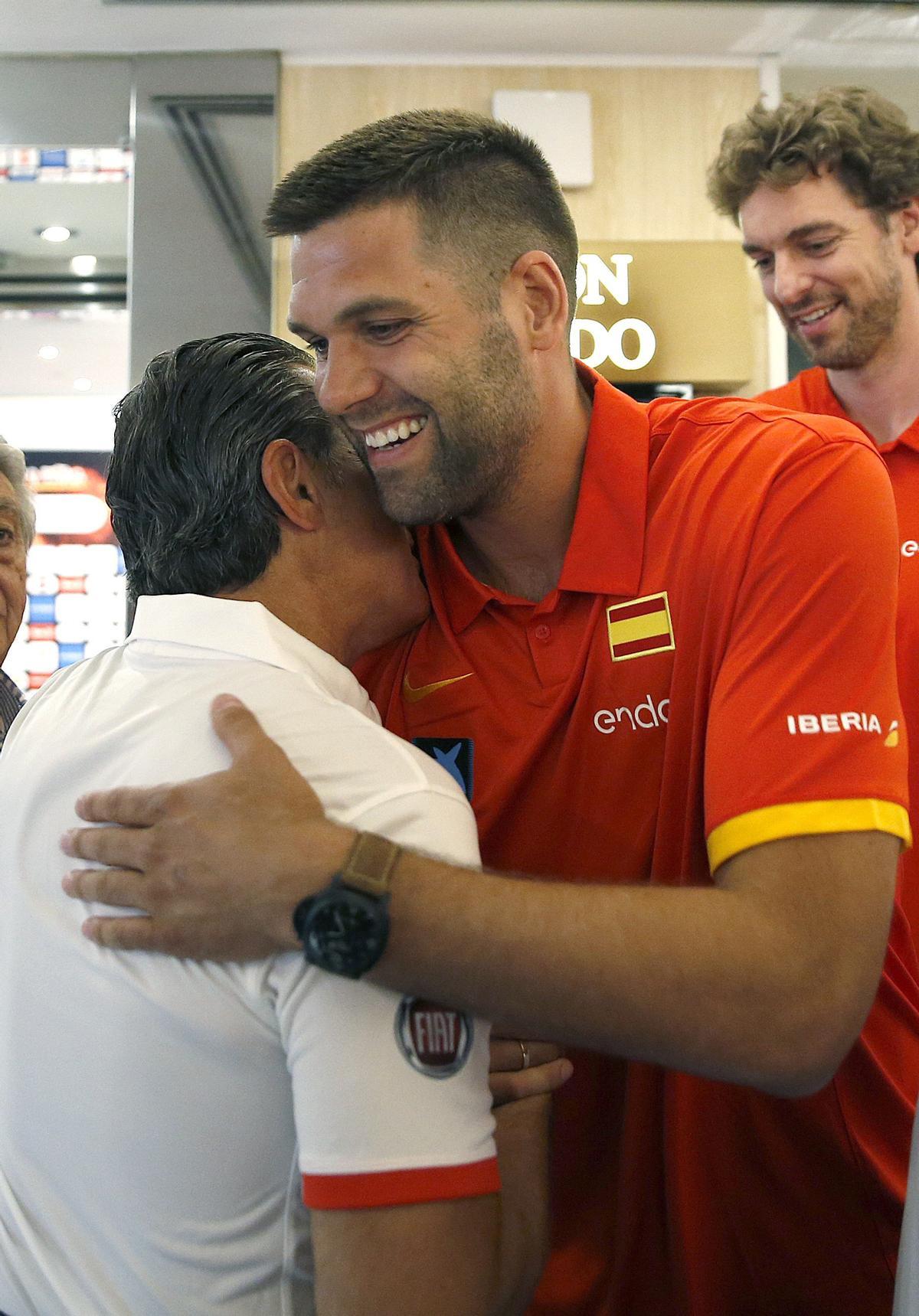 Felipe Reyes abraza a Scariolo en los Juegos de 2016.