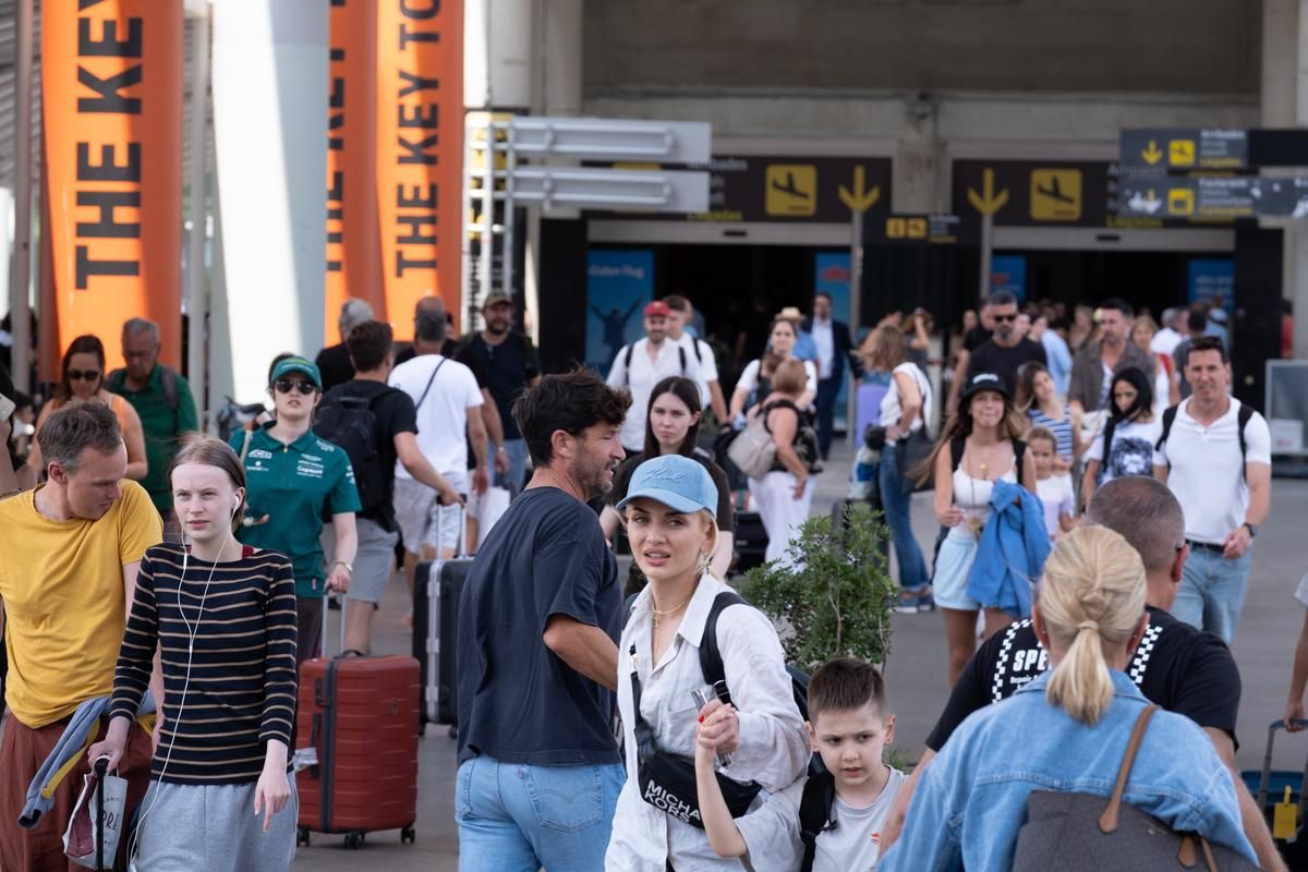 Aglomeración de pasajeros abandonan la planta de llegadas del aeropuerto de Palma