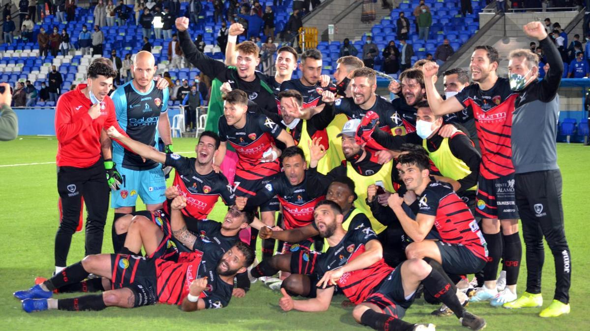 Los jugadores del Salerm Puente Genil celebran su victoria ante el Ciudad de Lucena.