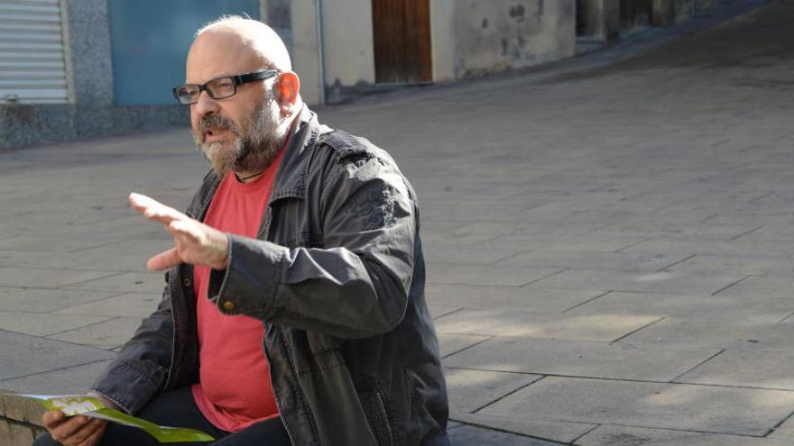 El regidor Francesc Ribera presentant la fira Ambsense a la plaça de les Fonts de Berga