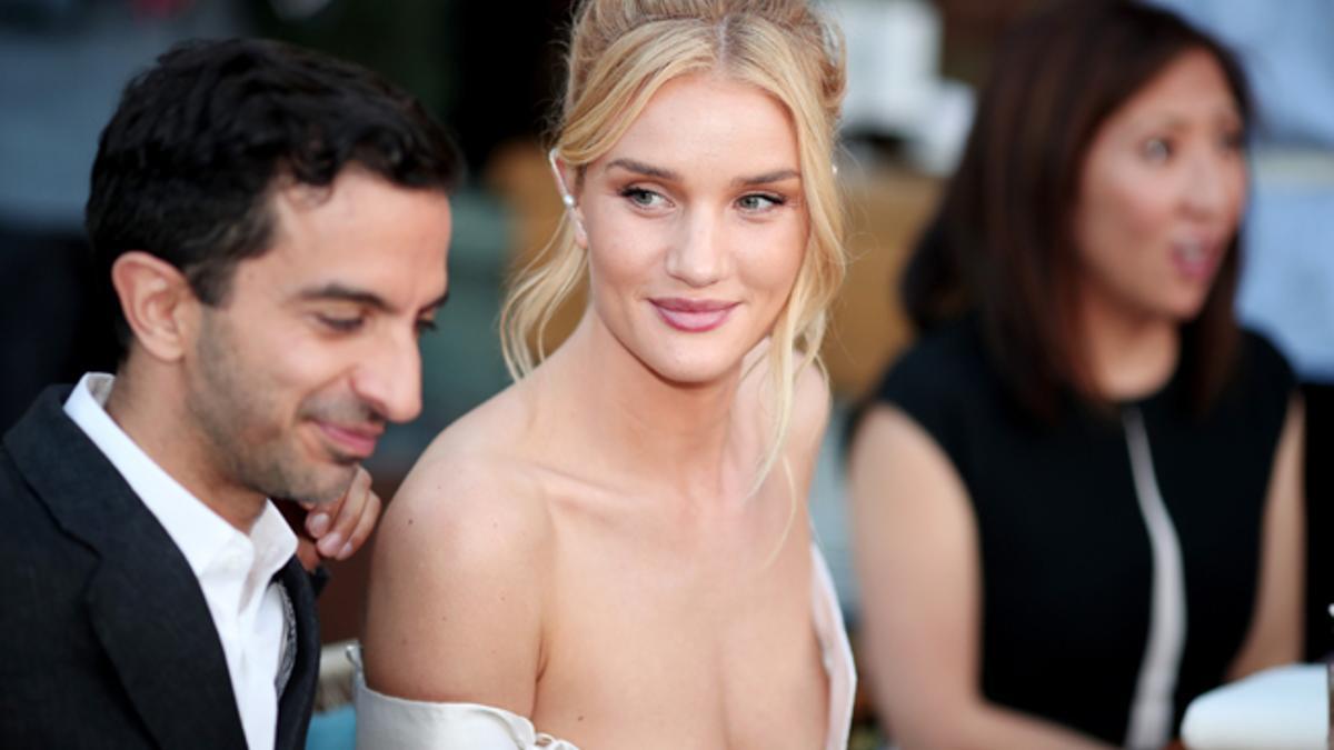 La reinvención más sexy del traje blanco, por Rosie Huntington-Whiteley