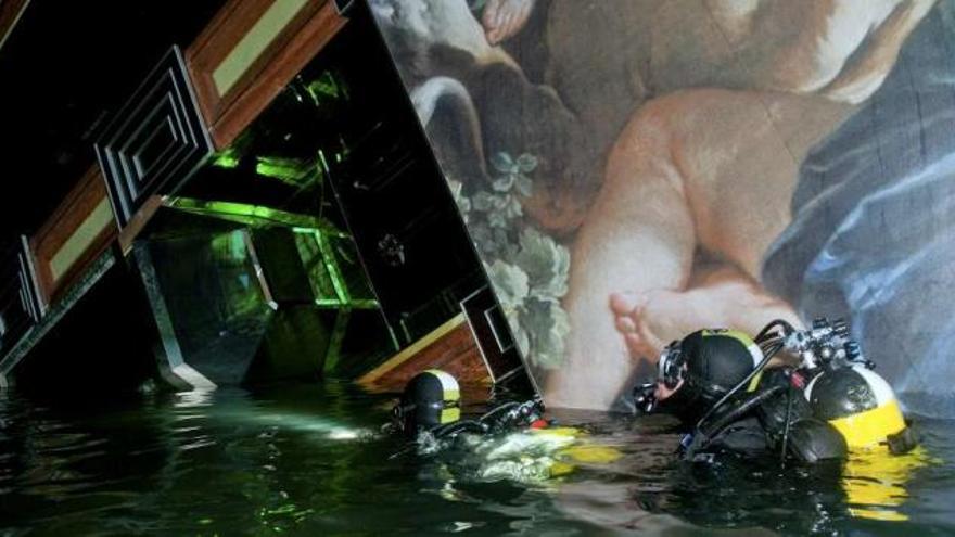 Dos buceadores rastrean el interior del &#039;Costa Concordia&#039;. / efe