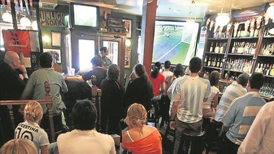 El fútbol, por la tele y con comida rápida